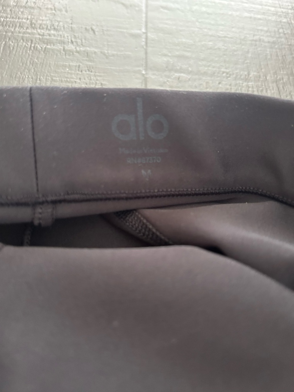 ALO Yoga Black Seamless Performance Leggings - Picture 3 of 4